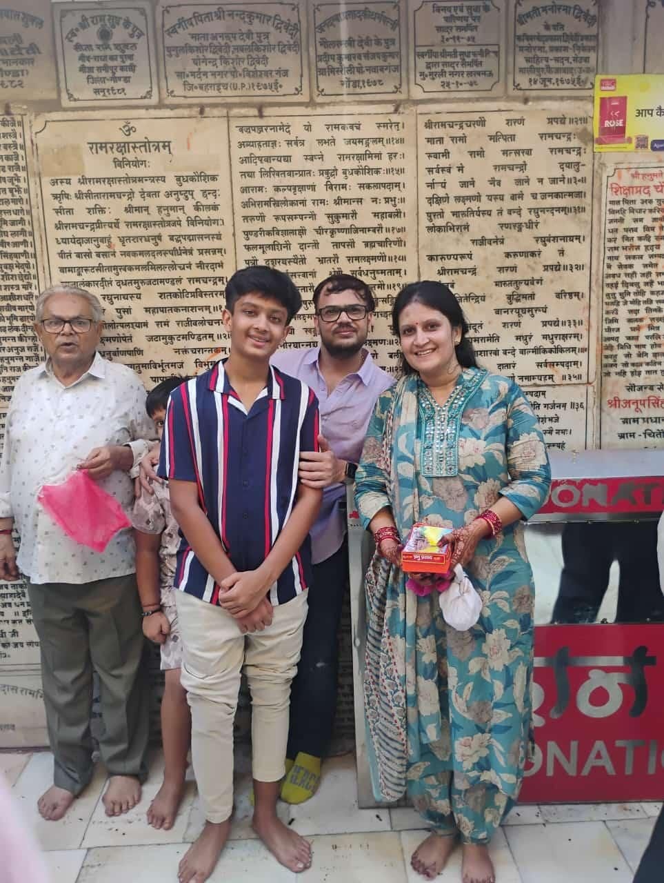 Pilgrim family during their yatra with Kashi Dharshan
